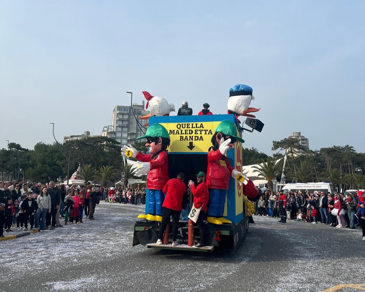 Carro di carnevale sul lungomare di Lignano